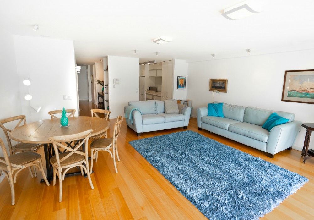 Spacious 2 bedroom apartment with views over Wellington's Waitangi Park and Oriental Parade