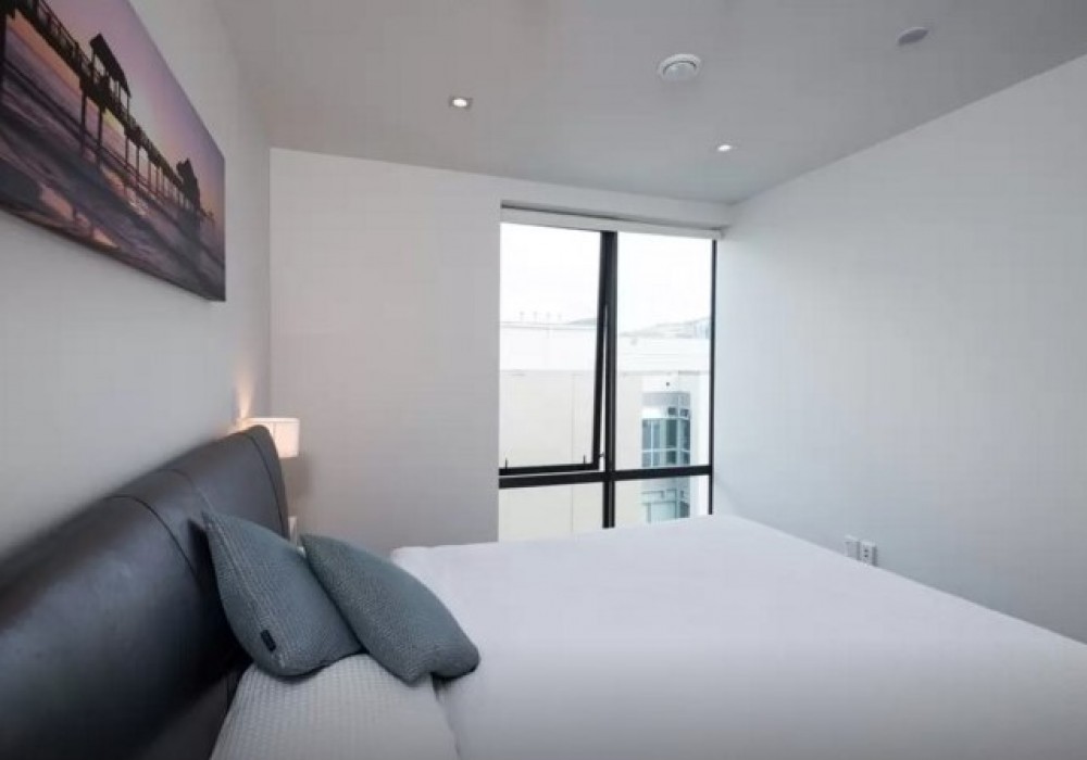 A sunny, 3 bedroom apartment on College St overlooking Wellington's Western hills HiAtlas Ltd