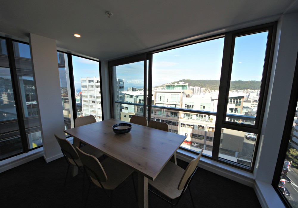 Dining room with views over Wellington, Victoria St Apartment